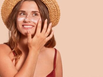 How to Effectively Wear Sunscreen and Makeup