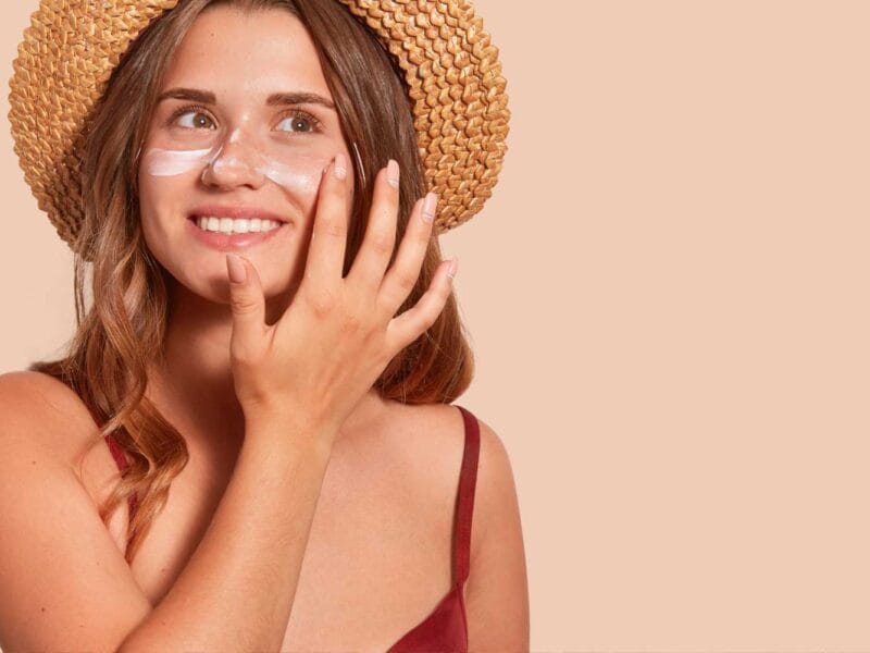 How to Effectively Wear Sunscreen and Makeup
